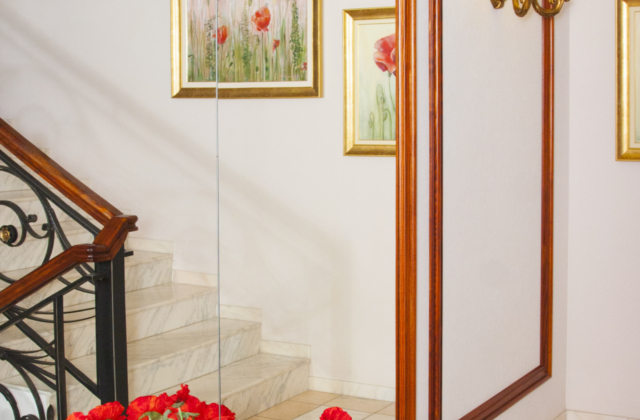 Eesti vanima ja edukaima viljatusravikliiniku trepikoja seinpeegel, mille eest on vaas lilledega.