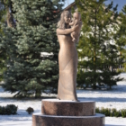 Talvine ja lumine Elite kliiniku aed. Pildi keskel on Mati Karmini valmistatud skulptuur "Ema ja laps"