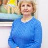 Laste füsioterapeut ja arendusravi läbiviija Anne Lepasepp vaatamas kaamerasse ja naeratamas.(pilt kaugelt)